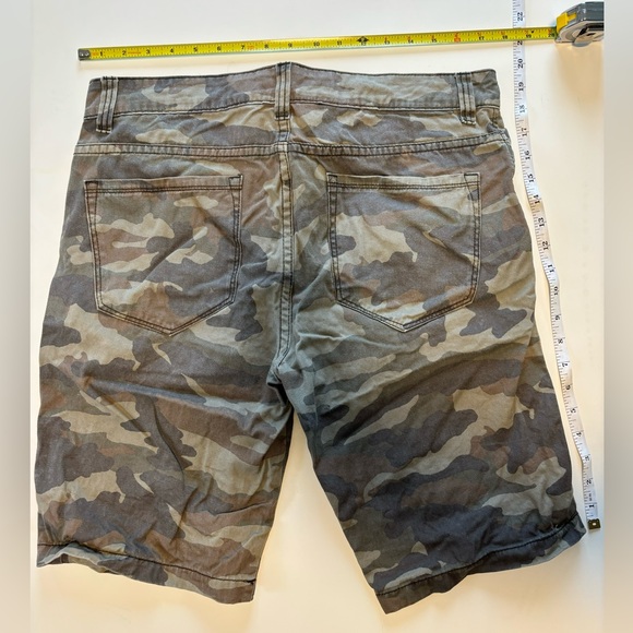 Forever 21 camo shorts size 32 - Picture 3 of 3